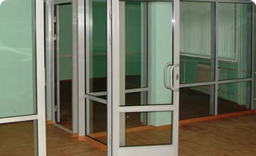 Алюминиевые двери входные со стеклом теплые и холодные в Москве