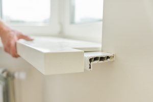 Установка подоконника для пластикового окна