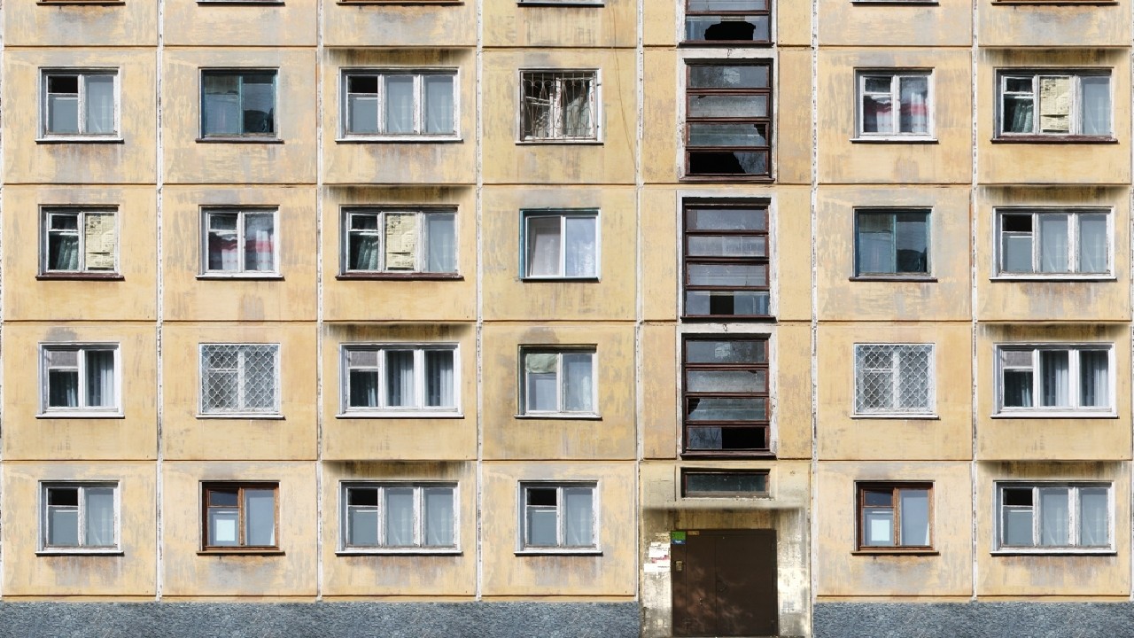 Фото окон хрущевок. Окна панельных домов. Окно хрущевка. Панельный дом фасад. Панельная хрущевка окна.