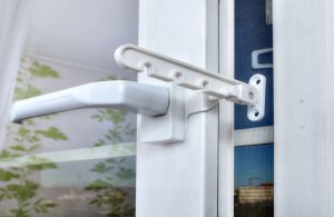 Защелка для балконной двери: виды и способы установки