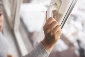 Почему не закрывается пластиковое окно